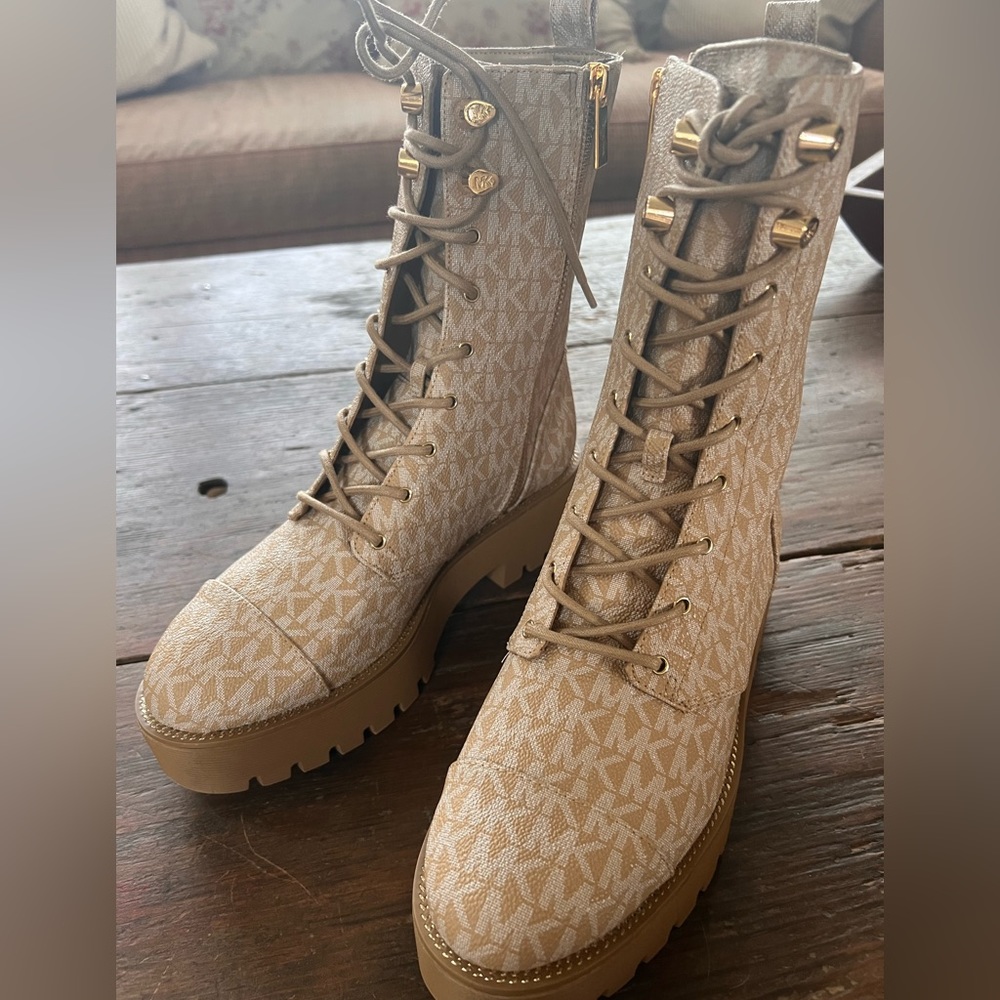 Michael Kors Boots size 8